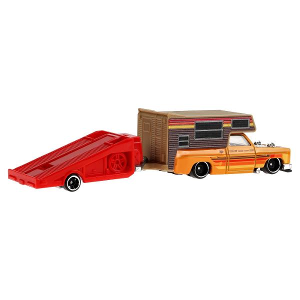 Flota Hot Wheels Track este gata de cursa Conceput sa functioneze cu senile Hot Wheels fiecare vehicul este la scara 164 si include o cabina si o remorca cu decoratiuni dragute si o multime de grafica Diferite sortimente sunt disponibile pe tot parcursul anului pentru sortimente tot mai variate Copiii si colectionarii deopotriva isi vor dori propria escadrila personalizata Articole vandute separat Stilurile culorile si decoratiunile pot varia Cu detaliile lor cool si decorurile lor 