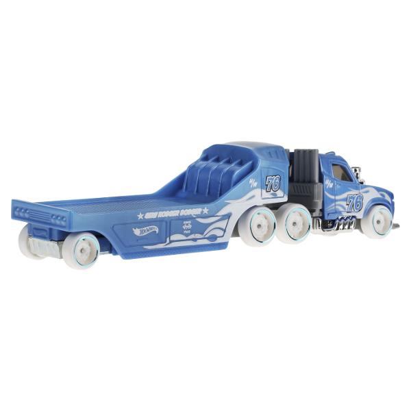 Flota Hot Wheels Track este gata de cursa Conceput sa functioneze cu senile Hot Wheels fiecare vehicul este la scara 164 si include o cabina si o remorca cu decoratiuni dragute si o multime de grafica Diferite sortimente sunt disponibile pe tot parcursul anului pentru sortimente tot mai variate Copiii si colectionarii deopotriva isi vor dori propria escadrila personalizata Articole vandute separat Stilurile culorile si decoratiunile pot varia Cu detaliile lor cool si decorurile lor 