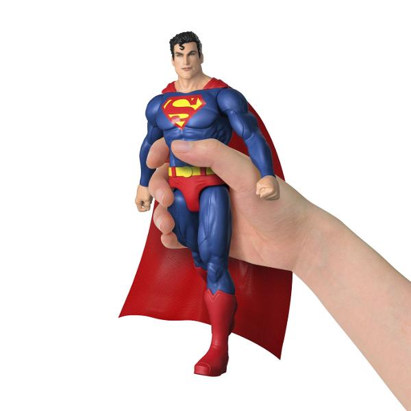 Figurina DC de 30 cm este inspirata de universul supereroilor si este potrivita pentru joaca de actiune si colectie Figurina are un design detaliat cu costum specific personajului si mai multe puncte de articulatie astfel incat poate fi pozitionata in diferite pozitii pentru recrearea scenelor de lupta si a aventurilor preferate Colectia include mai multe personaje DC fiecare disponibil separat Produsul se vinde la bucata iar modelul poate varia in functie de disponibilitate Inaltime 