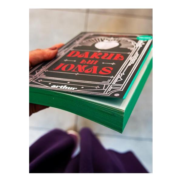 Lumea &icirc;n care tr&259;ie&537;te Jonas pare a fi una perfect&259; Totul e sub control Frica suferin&539;a &537;i r&259;zboiul au disp&259;rut Nimeni nu are de f&259;cut vreo alegere Conduc&259;torii iau toate deciziile &537;i e imposibil s&259; se &icirc;n&537;ele ori s&259; gre&537;easc&259; &Icirc;n cadrul comunit&259;&539;ii fiec&259;rui individ i s-a desemnat un rol &537;i are atribu&539;ii clare Destinul &537;i misiunea lui Jonas vor fi &icirc;ns&259; 