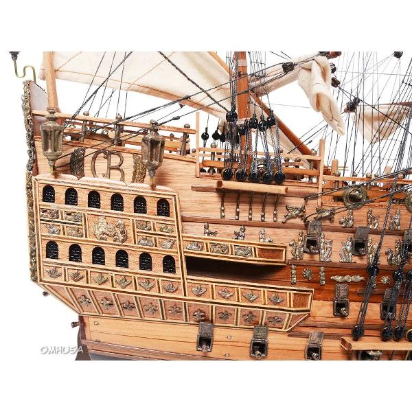 Redescoper&259; gloria &537;i m&259;re&539;ia marinei britanice din secolul al XVII-lea prin acest model de colec&539;ie al faimoasei nave HMS Sovereign of the Seas Realizat manual cu aten&539;ie la detalii acest model este o reproducere fidel&259; ideal&259; pentru iubitorii de istorie naval&259; &537;i pasiona&539;ii de artizanat marinstrong 