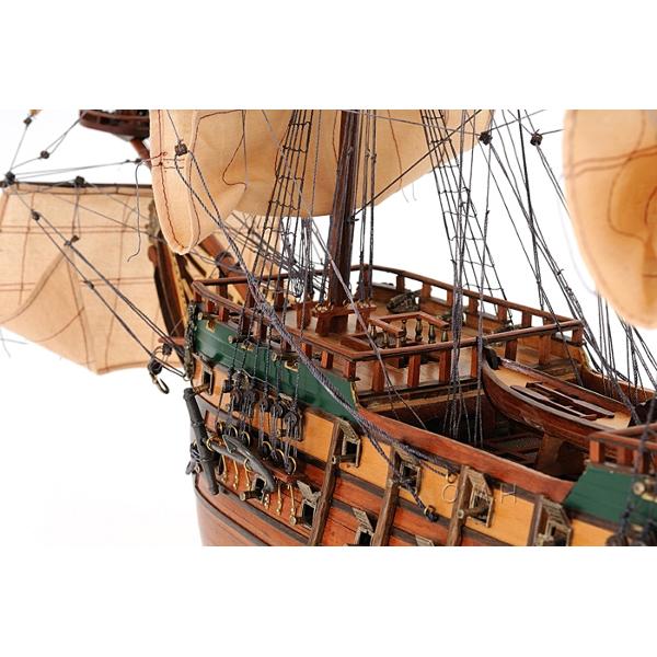 Velier Friesland reproducere la scara realizata manual din lemn de cedru canadianDimensiuni L724  l241  H68cmProdusul este insotit de Certificat de autenticitate&nbsp;Fondata in 1999 Old-Modern Handicrafts  OMH esteun producator de top in domeniul constructiei modelelor la scara a unor salupe nave si veliere representative pentru istoria navalaIncepand cu 