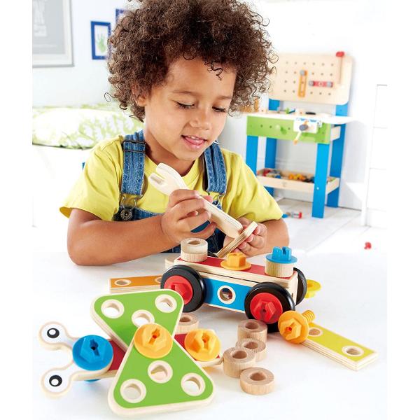 Acest set de 42 de piese si conectori incurajeaza copilul sa construiasca si&hellip iar sa construiasca Posibilitatile de combinare a pieselor sunt infinite lasand copilul sa invete prin incercare stimuland imaginatia si creativitatea Jucaria contine si cateva idei cu care sa incepeti Jucariile sunt realizate din lemn folosind materiale ecologice vopsite in culori atragatoare cu vopsele nontoxice care depasesc cele mai inalte si stricte standarde internationale de siguranta si 