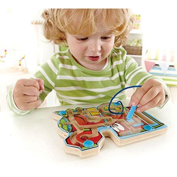 Poftiti in vagoane O bagheta magnetica care trebuie manevrata cu mana strecoara perle prin labirintul in forma de locomotiva Acesta este acoperit cu geam de plastic copilul trebuind sa-si foloseasca dexteritatea pentru a plimba perlele Scopul jocului este ca bilele sa fie plimbate prin labirint pana cand ajung la sfarsit Jucaria are un maner special pentru aputea fi transportata usor iar bagheta magnetica este prinsa cu un snur pentru a nu se pierde Jucariile sunt realizate din lemn 