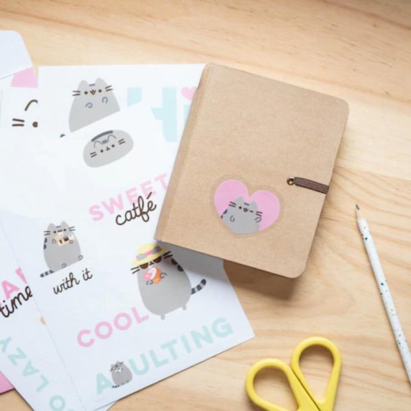 Set stickere Pusheen Foodie 16 de abtibilduri rezistente la apa si reutilizabile produs licentiatVrei sa iti personalizezi laptopul bicicleta jurnalul caietele valizaskateboardul sau oricare alt obiectIti oferim aceasta oportunitate cu acest set de stickere Pusheen produs licentiatPachetul include mai multe abtibilduri in diferite culori si modeleSunt rezistente la apa si se pot reutilizaSuprafata pe care se lipesc aceste stickere trebuie sa fie 