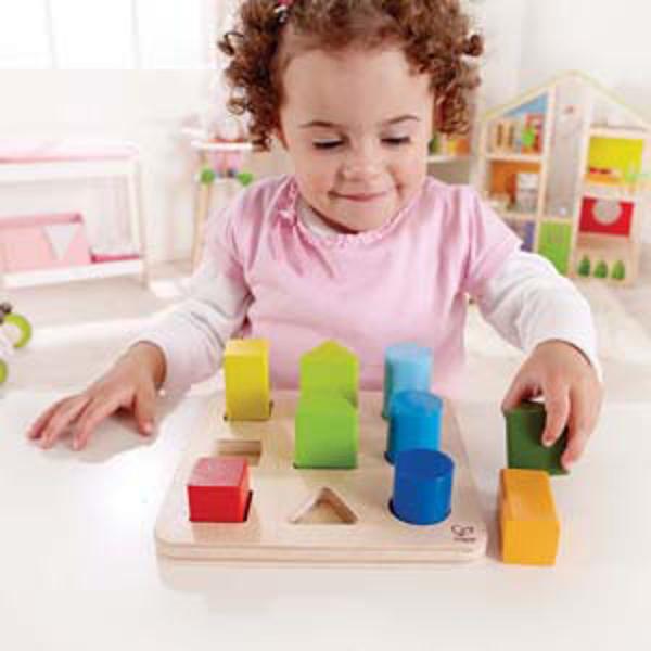 Acest sortator multi-tasking incurajeaza numararea sortarea si identificarea culorii si a formei Numarati gaurile numarati stifturile numarati formele Sunt aceleasi in cate moduri poti rearanja stifturile Jucariile sunt realizate din lemn folosind materiale ecologice vopsite in culori atragatoare cu vopsele nontoxice care depasesc cele mai inalte si stricte standarde internationale de siguranta si calitate precum EN71 ISO9001 ASTM F963 si altele De multi ani Hape a creat jucarii 