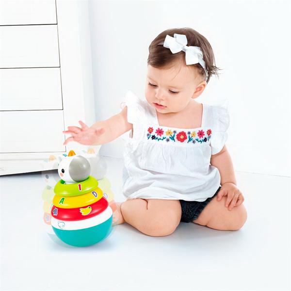 Jucaria Hopa Mitica Roly-Poly cu inele este o distractie clasica plina de culoare pentru micutul tau Micutilor le va placea sa apuce sa tina sa se agite si sa stapaneasca cele cinci inele colorate Cel mai mic inel are o suprafata reflectorizanta stralucitoare pentru ca bebelusul sa descopere in interior - cu margele colorate involburate care fac un sunet amuzant Cand sunt gata sa stea si sa se plieze copiii mici pot pozitiona inelele pe stalp si apoi zburati liliacul pe o baza 