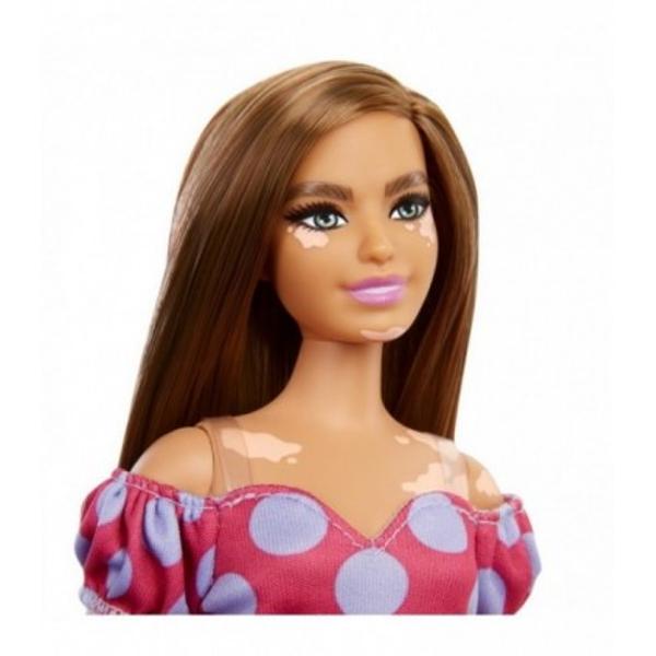 Fashionistas este una dintre cele mai indragite colectii Barbie oferind o gama larga de papusi cu diferite stiluri si accesorii introducand conceptul de diversitate si acceptare in randul fetelor Aceasta colectie include papusi cu diferite tipuri de siluete tonuri de piele culori de ochi si par astfel fetele nu se vor plictisi niciodata si isi vor gasi papusa asemanatoare stilului lor Papusile au stilul lor propriu inspirat de ultimele tendinte din moda si vin cu o tinuta completa 