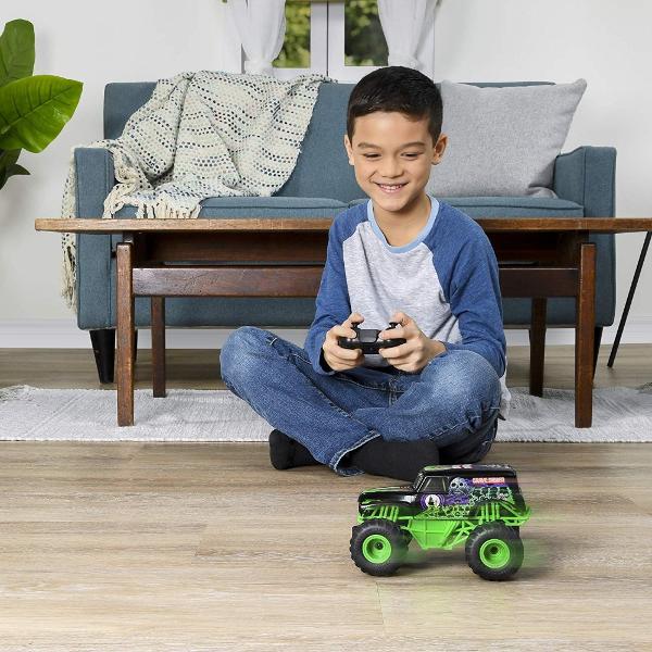 Monster Jam RC Groparul Dezlantuiti fiara pentru a efectua cascadorii epice accidente nebune si salturi spectaculoase Dispunand de o frecventa de 24 GHz este chiar mai usor sa gazduiti propriul dvs raliu Monster Jam cu prietenii Cu o raza de pana la 75 metri Acesta masinuta poate descoperi si arunca orice in calea ei Nimic nu o va opri din dominarea circuitului Monster Jam &Icircn mod autentic aceasta radiocomanda Monster Jam Groparul la scara 124 vine cu anvelopele oficiale BKT 