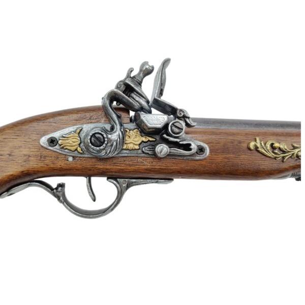 Din lemn mecanism flintlock din metal lustruit  butoi îngust tot din metal lustruit pe stoc este aplicat&259; o plac&259; cu decora&539;iuni de epoc&259;