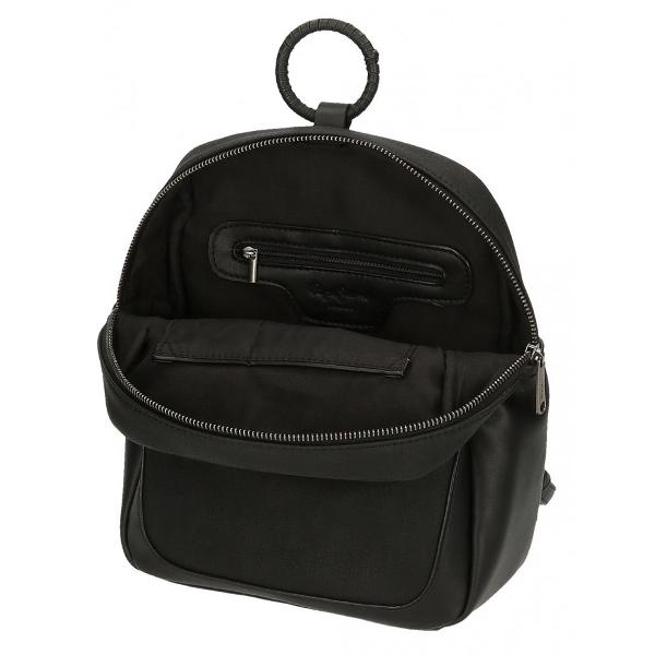 Rucsac calatorie cu bretele ajustabile pentru o purtare confortabila dimensiune 24x28x10 cm capacitate 6 litri 1 compartiment culoare negru material piele ecologica 3 buzunare interioare pentru depozitare accesorii si gadgeturi rucsacul poate fi transportata in mana de maner sau in spate cu ajutorul bretelelor sau adaptat la manerul telescopic al trolerului cu ajutorul benzii adaptabile maner superior inchidere cu fermoar 1 buzunar frontal pentru acces usor la accesorii si 