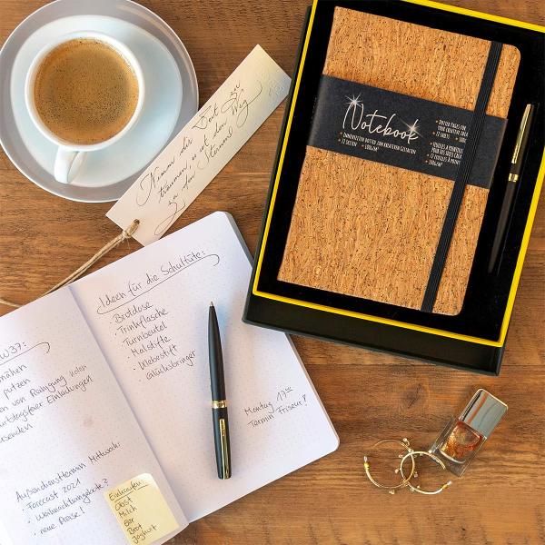 Setul vine sub forma de cutie cadou ce contine un pix metalic elegant clip de metal si un caiet notebook A5 hartie FSC ecologica de 100 gm² Pixul metalic ONLINE design Eleganza ofera confort maxim la scrisSpecificatiiDimensiuni Lxlxh 250 x 205 x 30 mmGreutate 530 gDesign Sparkling Cork plutaCuloare maro deschisCuloarea scrisului albastruLinia de scriere 05 mm