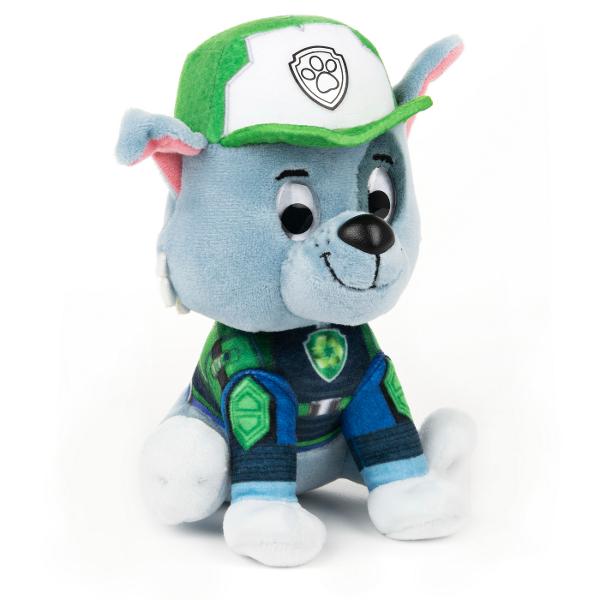 Catelusii curajosi de la Paw Patrol sub forma de animale de plus dragute de la marca GUND sunt gata sa salveze situatia Jucaria de plus Rocky de 15 cm poarta o uniforma tipica Paw Patrol El este un partener excelent pentru fiecare fan Paw Patrol Materialul de plus are o suprafata lavabila si este potrivit pentru copiii de la varsta de un an