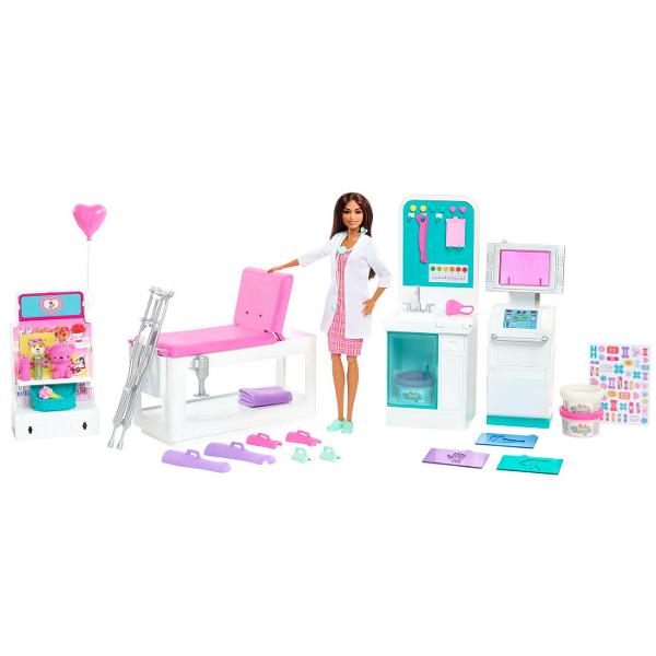 Explorati o lume de distractie cu ingrijire cu setul de joaca Barbie Fast Cast Clinic Cand fetele se joaca cu Barbie isi imagineaza tot ce pot deveni iar pentru cele care adora sa aiba grija de altii pot conduce Fast Cast Clinic Clinica include o papusa doctor Barbie® bruneta 304 cm si 4 zone de joaca o statie medicala un pat de consult un aparat de radiografie si un magazin de cadouri Copiii pot crea ghipsuri pentru papusa „pacient” se vinde separat cu o 