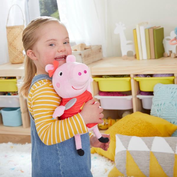 Peppa Pig iubeste sa cante iar cu papusa de plus Peppa Oink-Along Songs copiii pot canta impreuna cu ea Inspirata de apreciata serie animata a Entertainment One UK aceasta papusa Peppa Pig de 28 cm este moale pentru imbratisare si vine cu un accesoriu de microfon pentru a canta Vrei sa-i auzi cantecele Este usor Doar apasati-i pe burta pentru a o auzi cantand vorbind razand sforaind sau urland Ea canta 3 melodii si spune 3 fraze pe care prescolarii si le-ar putea aminti din 