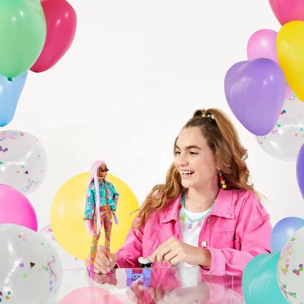 Papusile Barbie Extra etaleaza tinute indraznete si culori vii si iau atitudine Fiecare papusa Barbie are propriul stil jucaus si exagerat Iar animalele lor de companie fiecare diferit si adorabil au si ele o personalitate puternica Barbie Extra permite copiilor sa exploreze exprimarea de sine prin stil si ofera o experienta de moda si stilizare captivanta cu papusi articulate Fiecare papusa reprezinta distractie cu moda cu sclipici ursuleti gumati emoji si par distinctiv aducand un 