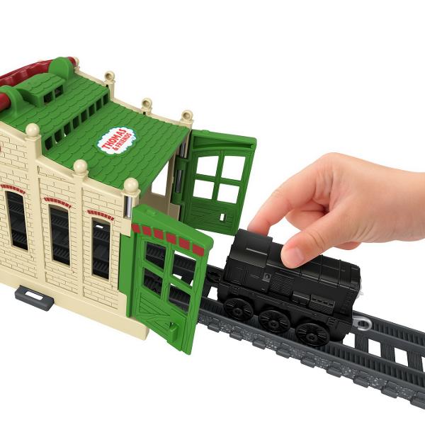 Micii mecanici de locomotiva pot construi propriul depou Tidmouth acasa cu depourile Thomas & Friends™ Connect & Go de la Fisher-Price® Fiecare depou se conecteaza cu usurinta la orice set de sine Thomas & Friends™ este furnizat cu o locomotiva din metal care reprezinta un membru diferit al „Echipei aburilor” si poate fi luat oriunde Seturile de sine se vand separat Colectionati toate depourile Connect & Go si conectati-le pentru a recrea 