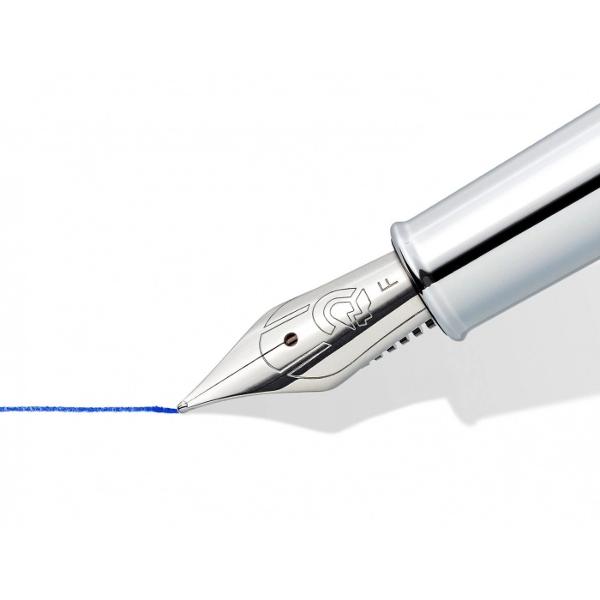 Corp &537;i capac complet din metal &icirc;n form&259; triunghiular&259; ergonomic&259;Clip metalic argintiu luciosPenita din otel inoxidabil F cu cap STAEDTLER Mars gravatLitere STAEDTLER &icirc;n jurul inelului decorativ din mijlocCapul STAEDTLER Mars &icirc;n relief pe partea de sus a capaculuiEchipat cu un cartus de cerneala standard albastruCutie din carton fara plastic agatabilaDimensiuni Lxlxh 180x47x15mm