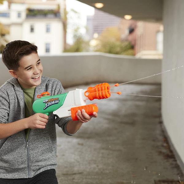 Blasterul de apa Nerf Super Soaker Hydro Frenzy are 2 tuburi in teava si duza reglabila pentru a schimba modul in care apa este aruncata din tuburi pentru distractie nebuna 3-in-1 cu apa din belsug Dezlantuie 2 jeturi paralele din blaster trage de duza inapoi pana la jumatate pentru a lansa 2 jeturi consistente sau trage de duza inapoi pana la capat pentru actiune intensa cu apa cu tuburile care se rasucesc in toate directiile trimitand jeturi de apa peste tot Toata lumea din raza poate fi 