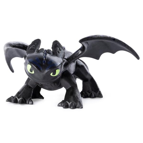 Descopera dragonii misteriosi din insula Berk si de mai departe Personajele tale dragon preferate din Cum sa iti dresezi dragonul sunt disponibile ca mini-figurine detaliate Ce dragon vei gasi in interiorul ambalajului Poti adauga colectiei dragoni obisnuiti rari sau greu de gasit Anumiti Dragoni misteriosi au solzi sau modele fosforescente vizibile Alti dragoni au modele fosforescente ascunse care se vad doar la lumina ultravioleta in seturile de joc Lumea ascunsa vandute 