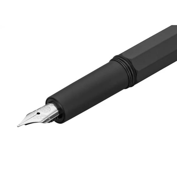 Stilou Original Black Chrome 060 KawecoKaweco Original impresioneaz&259; prin liniile sale elegante &537;i designul clar În special aspectul mat al suprafe&539;ei creeaz&259; o exclusivitate pronun&539;at&259; Designul purist al instrumentelor de scris se armonizeaz&259; minunat cu corpul solid din aluminiu elementele cromate &537;i o anodizare foarte rezistent&259; la 