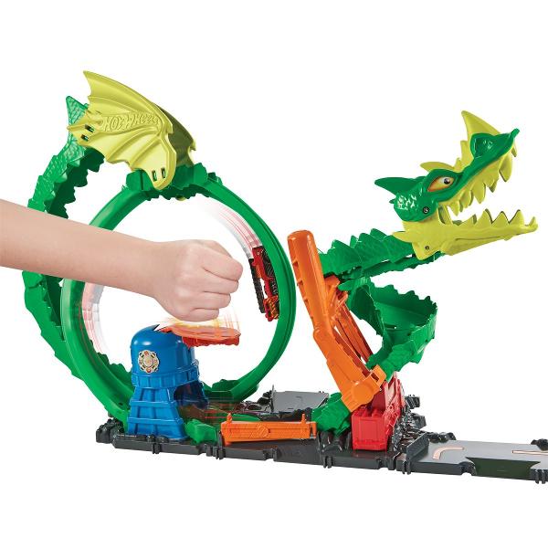 LANSATI SI ÎNVINGETI DRAGON DRIVE FIREFIGHTApasati manerul pentru a trezi la viata dragonul Dante daramati unitatea de pompieri si „mancati” masinile Hot Wheels; este inclusa o masina de pompieri Hot WheelsRetrageti-l pe Dante pentru a trimite masina de pompieri in goana catre burta fiarei Reglati derivatorul pentru a provoca dragonul sau a porni catre noi aventuri Lansati masini prin bucla pentru a-l invinge pe Dante devenind maestri ai 