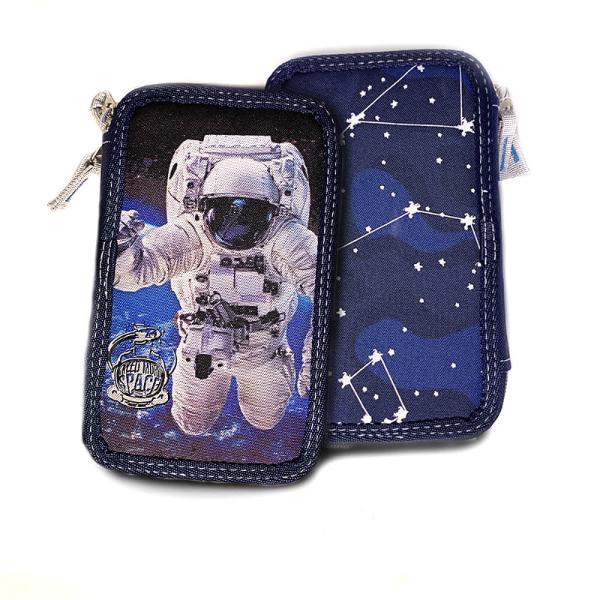 Penarul dublu echipat Astronaut este creat pentru a unura pastrarea si ordonarea instrumentelor de scris in mod placut sigur si confortabil fara a mai pierde timp in magazinele de papetarieDimensiuni 20 x 5 x 13 cmMaterial poliesterProdusul este disponibil in editie limitata Fiecare produs este fabricat individual de aceea pot surveni diferente ale 