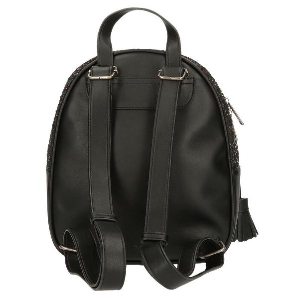 Rucsac casual pentru femei Pepe Jeans Daila negruCuloare negruDimensiune 21x27x10 cmMaterial bumbac  poliester  piele ecologicaBretele sunt ajustabile pentru o purtare confortabilaCapacitate 4 litri1 compartimentRucsacul are ca accesoriu un breloc care completeaza designulManer superior3 buzunare interioare pentru depozitare accesorii si gadgeturiInchidere cu fermoarRucsacul poate fi 