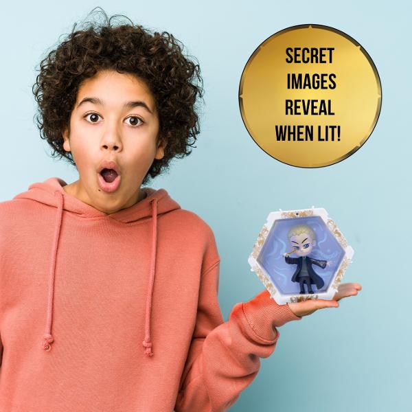 Fiecare personaj este situat in propriul POD in forma de hexagon cu lumini UV si senzor IR incorporat Pur si simplu miscati mana peste senzor pentru a lumina WOW-ul POD-ul Misca-ti mana in fata POD-ului pentru a-l lumina si a dezvalui pictograme ascunse in spatele WOWPod-ului Lumina se stinge automat dupa 30 de secunde Conectati-le in cateva secunde Colectia ta poate lua diferite forme si avea in fiecare zi alt look Limita e doar de imaginatia ta Puteti chiar sa va scrieti numele sau 