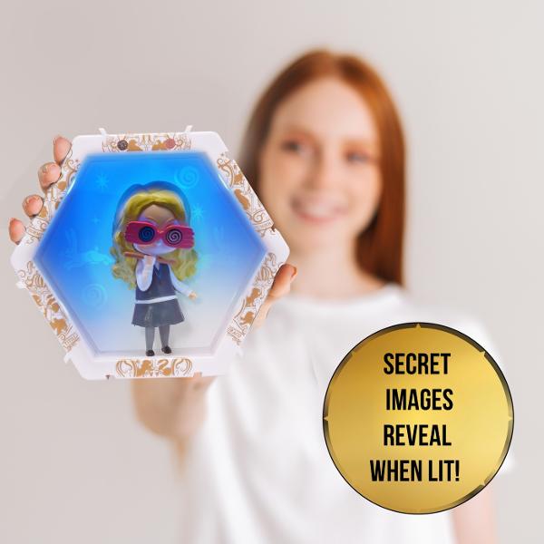 Fiecare personaj este situat in propriul POD in forma de hexagon cu lumini UV si senzor IR incorporat Pur si simplu miscati mana peste senzor pentru a lumina WOW-ul POD-ul Misca-ti mana in fata POD-ului pentru a-l lumina si a dezvalui pictograme ascunse in spatele WOWPod-ului Lumina se stinge automat dupa 30 de secunde Conectati-le in cateva secunde Colectia ta poate lua diferite forme si avea in fiecare zi alt look Limita e doar de imaginatia ta Puteti chiar sa va scrieti numele sau 