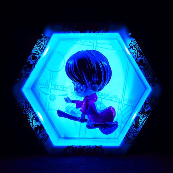 Fiecare personaj este situat in propriul POD in forma de hexagon cu lumini UV si senzor IR incorporat Pur si simplu miscati mana peste senzor pentru a lumina WOW-ul POD-ul Misca-ti mana in fata POD-ului pentru a-l lumina si a dezvalui pictograme ascunse in spatele WOWPod-ului Lumina se stinge automat dupa 30 de secunde Conectati-le in cateva secunde Colectia ta poate lua diferite forme si avea in fiecare zi alt look Limita e doar de imaginatia ta Puteti chiar sa va scrieti numele sau 