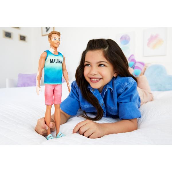 Papusile Ken&trade Fashionistas&trade sunt concepute pentru a reflecta lumea pe care fetele o vad astazi Cu o mare varietate de tonuri de piele culori pentru ochi culori si forme ale parului tipuri de siluete si stiluri de imbracaminte acestea ofera modalitati infinite de a reda povesti si de a exprima stilul Papusile Ken&trade au un stil casual haine versatile si incaltaminte care se asorteaza Tricourile lor au culori la moda iar pantalonii scurti si incaltamintea 