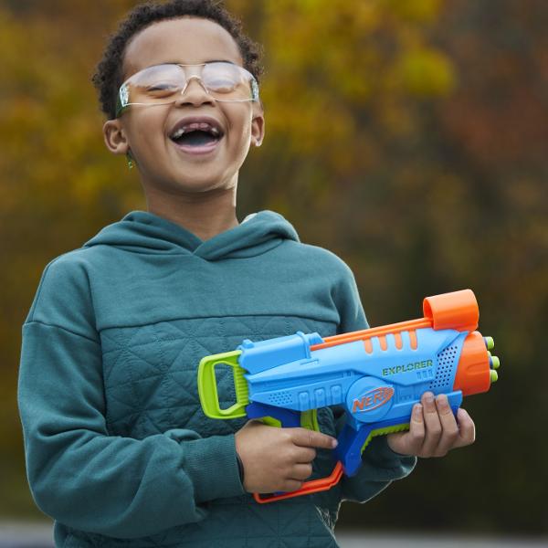 Acest blaster de jucarie Nerf Elite Jr pentru baieti si fete are un design usor de jucat astfel incat copiii sa se poata bucura de jocul captivant de sageti Nerf Blasterul Explorer este dimensionat pentru a se potrivi confortabil in mainile mici si are un design usor care este usor de tinut si de transportat de copii in interior si in aer liber Manerul blasterului are cea mai mica forta de tragere dintre toate blasterele Nerf asa ca este usor pentru copii sa se traga singuri inapoi 