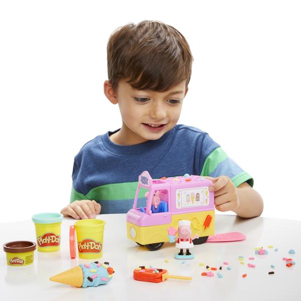 Peppa iubeste inghetata Vacanta de vara sigur va aduce distractie nemaipomenita alaturi de Peppa si Play-Doh Setul include forme pentru a modela acadele si cornete cu inghetata si 5 cutii cu pasta modelatoare Play-Doh Peppa poate chiar si sa conduca rulota Pasta modelatoare Play-Doh aduce acum la viata lumea Peppa Pig pentru si mai multa distractie creativa