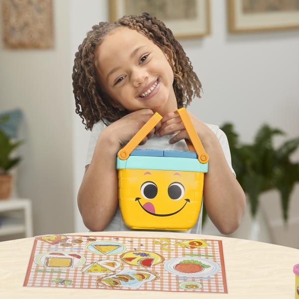 Ploaie sau soare setul de inceput Picnic Shapes este un set de picnic perfect pentru copii pentru oricand Vine cu 12 instrumente de pornire 6 culori Play-Doh si un cos de picnic de jucarie care depoziteaza instrumentele Pe masura ce copiii exploreaza forme de baza cum ar fi patrate cercuri si triunghiuri isi pot folosi imaginatia si pot stivui acele forme in sandvisuri Play-Doh Fie ca este primul lor set de start Play-Doh sau un cadou pentru copiii de 3 ani in sus lasa-i sa descopere 