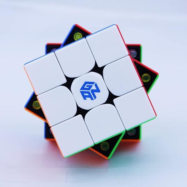Seria de caracteristici surprinzatoare continua GAN face din cuberi speedcuberi Alegand produsele GAN &8203;alegi cel mai de succes brand de cuburi din lume Noul Gan 356M este un speedcube stickerless magnetizat din fabrica si ofera caracteristici premium rivalizand cu cele mai cunoscute si performante cuburi GAN Versiunea standard vine cu 3 setari suplimentare de GES GAN 356 M are un nou design care a fost optimizat pentru magnetizare un sistem de elasticitate nou si imbunatatit GES 