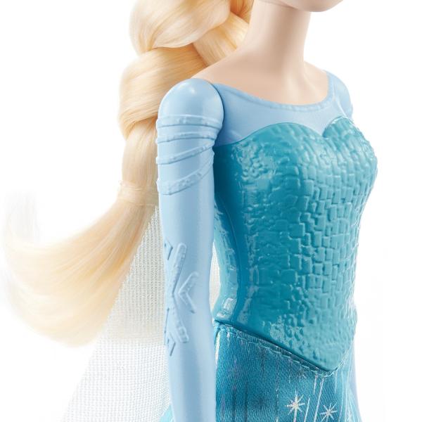 Faceti cunostinta cu aceste papusi de moda inspirate din indragitele filme Disney Frozen Fiecare papusa articulata este prezentata in aspectul ei din film si are parul moale care poate fi periat Fanii le pot colecta pe toate si pot recrea aventuri magice in Arendelle si nu numai Fiecare papusa se vinde separat in functie de disponibilitate Papusile nu pot sta singure in picioare sau sezut Culorile si decoratiunile pot varia Acest pachet contine o papusa Elsa imbracata intr-o rochie 