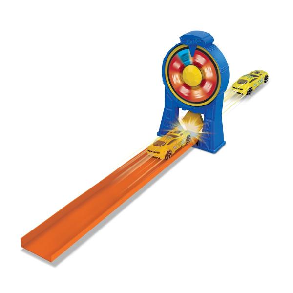 Acest sortiment ofera joc simplu si clasic Hot Wheels cu masini emblematice pista portocalie ultra-cool si un lansator Copiii pot sari cu masinile peste surubul de electricitate cu turnul electric pot lansa pentru a sari flacara pot merge in bucla sau pot sparge un flip cu patru optiuni diferite de cascadorii Cat de sus cat de departe cat de repede vor merge Patru seturi diferite cu caracteristici unice ofera un joc plin de entuziasm si o actiune captivanta Fiecare set se conecteaza 