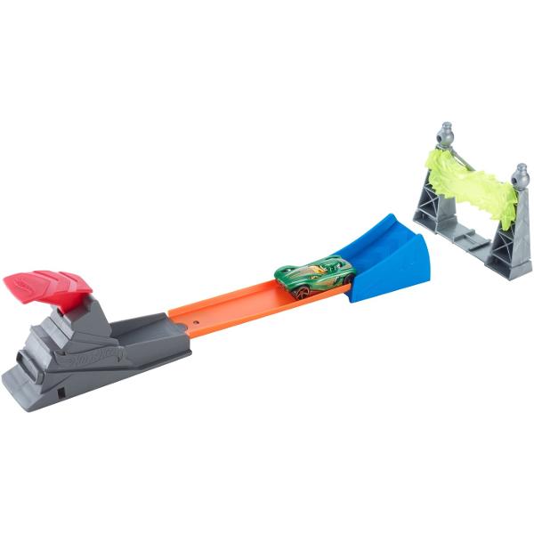 Acest sortiment ofera joc simplu si clasic Hot Wheels cu masini emblematice pista portocalie ultra-cool si un lansator Copiii pot sari cu masinile peste surubul de electricitate cu turnul electric pot lansa pentru a sari flacara pot merge in bucla sau pot sparge un flip cu patru optiuni diferite de cascadorii Cat de sus cat de departe cat de repede vor merge Patru seturi diferite cu caracteristici unice ofera un joc plin de entuziasm si o actiune captivanta Fiecare set se conecteaza 