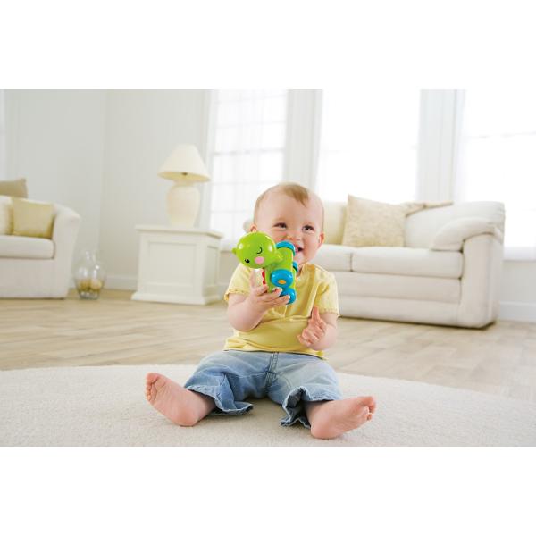 Dezvolta micutului tau functiile motorii fine Mingiutele sar vesele iar sunetele se aud voioase incurajand astfel copilul sa impinga si sa se tarasca alaturi de dragutele vehicule Acest pachet contine o jucarie in forma de testoasa