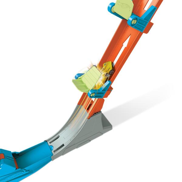 Acest sortiment ofera joc simplu si clasic Hot Wheels cu masini emblematice pista portocalie ultra-cool si un lansator Copiii pot sari cu masinile peste surubul de electricitate cu turnul electric pot lansa pentru a sari flacara pot merge in bucla sau pot sparge un flip cu patru optiuni diferite de cascadorii Cat de sus cat de departe cat de repede vor merge Patru seturi diferite cu caracteristici unice ofera un joc plin de entuziasm si o actiune captivanta Fiecare set se conecteaza 