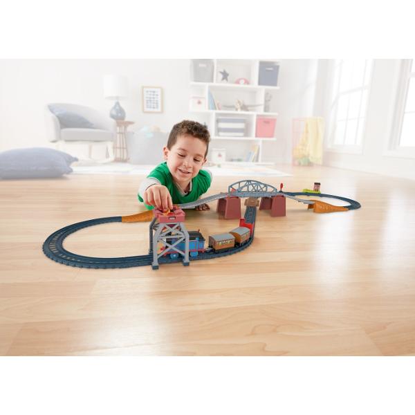 De trei ori mai multa distractie Micii mecanici de locomotiva pot transforma imaginatia in actiune si isi pot crea propriul joc de cale ferata cu trei configuratii diferite de sina si 3 personaje Thomas&ampFriends Thomas este pregatit sa transporte marfuri de-a lungul insulei Sodor iar cu ajutorul lui Annie si Clarabel locomotiva albastra numarul 1 poate duce si pasagerii la destinatii Setul contine 1 locomotiva 2 vagoane pasager si un vagon de marfa