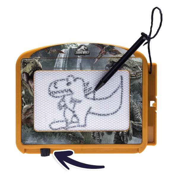Desenati  stergeti cate modele doriti cu Maggic Scribbler Travel Jurassic World O panza alba o radiera magica si un stilou magic ii ofera copilului posibilitatea de a desena si sterge de cate ori doreste pentru distractie fara limite Aceasta versiune de calatorie reprezinta cea mai buna alegere pentru joaca copiilor oriunde s-ar afla avand dimensiuni mici si practice Incurajeaza copilul sa-si dezvolte fantezia si exprimarea de sine De asemenea este foarte prietenos pentru calatorii 