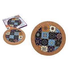 Un accesoriu practic &537;i elegant care adaug&259; un plus de stil în orice buc&259;t&259;rie Realizat din ceramic&259; decorativ&259; de calitate &537;i baz&259; din plut&259; natural&259; acest suport protejeaz&259; mesele &537;i blaturile de temperaturile ridicate în timp ce ofer&259; o not&259; de rafinamentp 