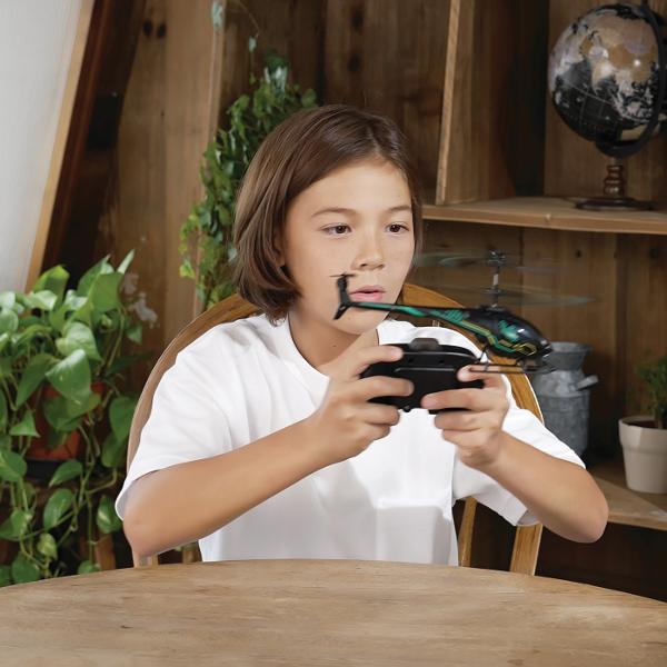 Elicopter Air Mamba cu 2 canale cu control complet si usor pentru noii piloti Cu tehnologia de care dispune poate urca incet si constant in sus Manevrabilitate excelenta stanga-dreapta control cu inflarosu si lumini LED Traieste experientaFunctioneaza cu baterii elicopter - LiPo  inclusa telecomanda 3xAAA nu sunt incluse functioneaza la o distanta de max 25m Producator Silverlit