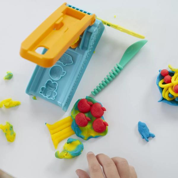 Ce va crea micul tau invatacel cu ajutorul setului de baza Fabrica de distractie Play-Doh Aceasta jucarie pentru stimularea imaginatiei copiilor cu varsta de la 3 ani in sus are activitati tactile distractive perfecte pentru joaca la nesfarsit Zdrobeste pasta in 10 forme diferite cu ajutorul uneltei din setul de baza Fabrica de distractie care are si forme distractive si un spatiu in partea de sus pentru depozitarea accesoriilor sina Trei cutii de pasta modelatoare Play-Doh in culori 