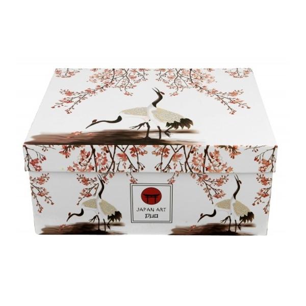 Un set de doua cesti de lux cu farfurioare SAKURA AND CRANES  parte din seria Japan Collection  realizate din portelan New Bone China caracterizate printr-o culoare alb-crem eleganta si naturala cu o stralucire delicata precum si o durabilitate exceptionalaLinia este decorat&259; cu un motiv cu cocori japonezi care î&537;i ridic&259; gra&539;ios gâturile spre ramurile de cire&537; 