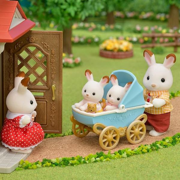 Sylvanian Families este o colectie emblematica de figurine cu personaje din lumea animalelor Comunitatea Sylvanian gazduieste diferite familii de animale incepand cu iepuri pisici veverite pana la ursi ca&539;ei elefanti etc Lumea Sylvanian cuprinde diferite modele de case scoli magazine care sunt interconectate intre ele si unde fiecare spatiu poate fi umplut cu nenumarate accesorii si elemente de recuzita cum ar fi mobilier autoturisme locuri de 