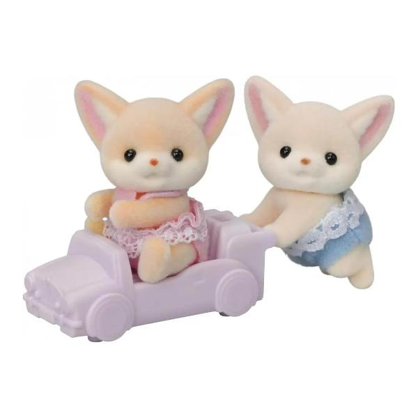 Setul de Figurine Sylvanian Families - Gemenii Vulpite Fennec este format din cei doi frati gemeni Tara Fennec si Rocco Fennec Bucuria cea mai mare a lui Tara este atunci cand merge sa vaneze comorile ingropate Fie ca este pe plaja sau in curtea de acasa Tarei ii place sa dezgroape comorile ascunse de sora ei mai mare JasmineRocco adora sa se joace in groapa cu nisip Este locul lui preferat de joaca 