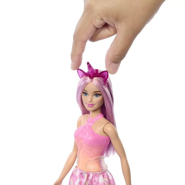 Papusile Barbie Unicorn sunt magie pura Fiecare este un curcubeu de culoare cu par fantezie tinute pastelate si accesorii stralucitoare inspirate de unicorn Oricat de incantatoare poate fi aceste papusi Barbie vor inspira povesti magice de aventura pentru copiii cu varsta de la 3 ani in sus Fiecare se vinde separat in functie de disponibilitate Papusile Barbie nu pot sta singure Culorile si decoratiunile pot varia Exploreaza un taram fantastic al aventurii cu aceasta colectie de vis 